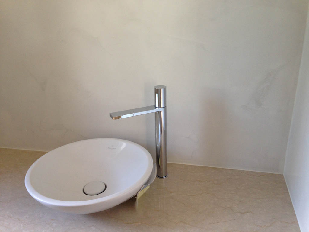 Rivestimento parete bagno in resina cementizia