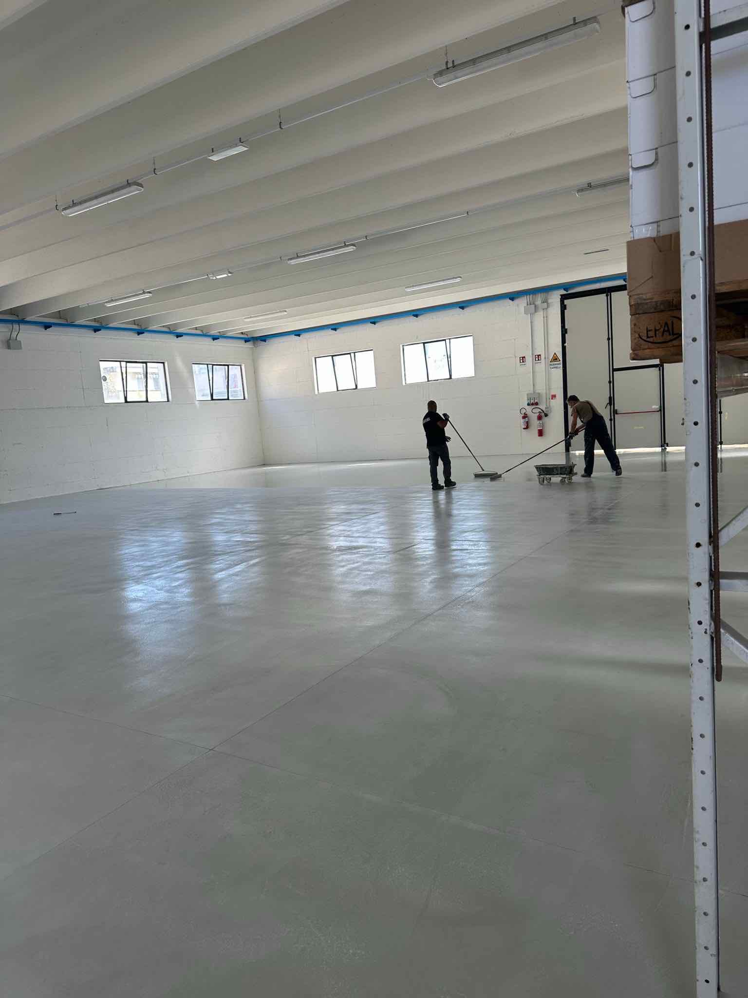 Manutenzione della pavimentazione in una fabbrica