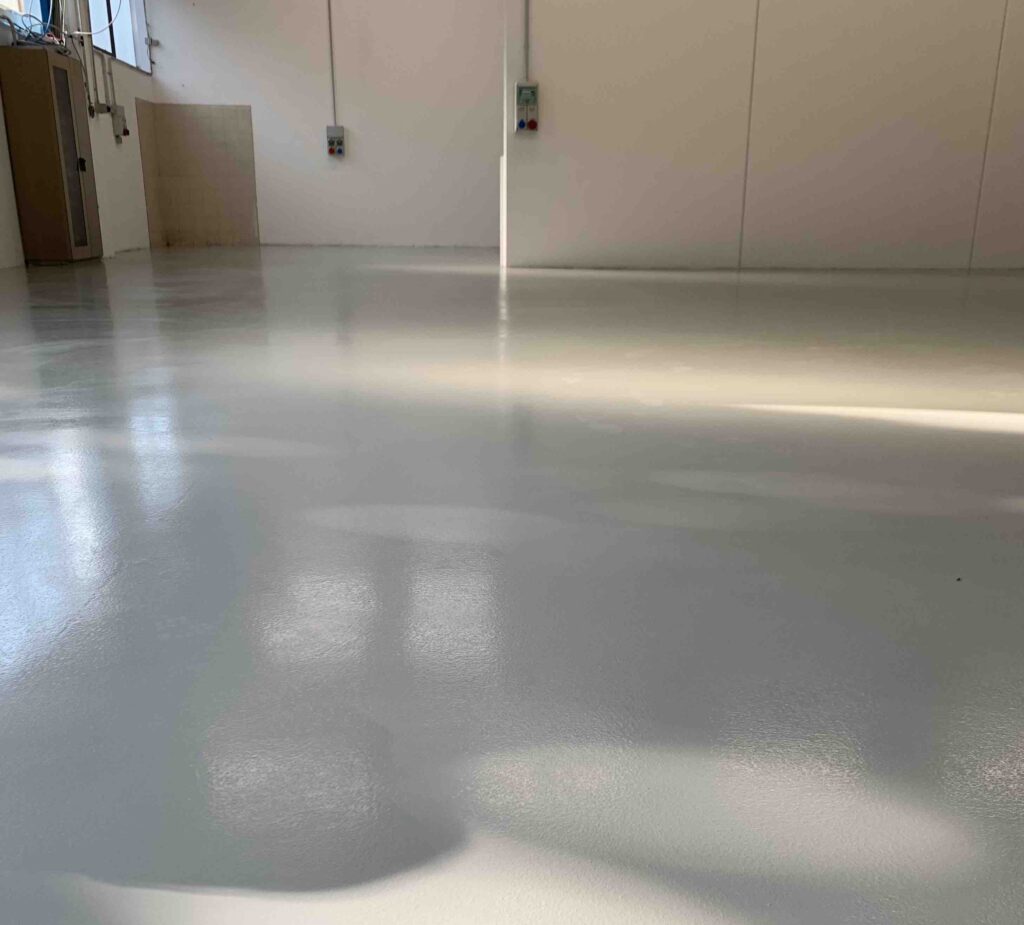 Pavimentazione in resina grigia antiscivolo in provincia di Padova