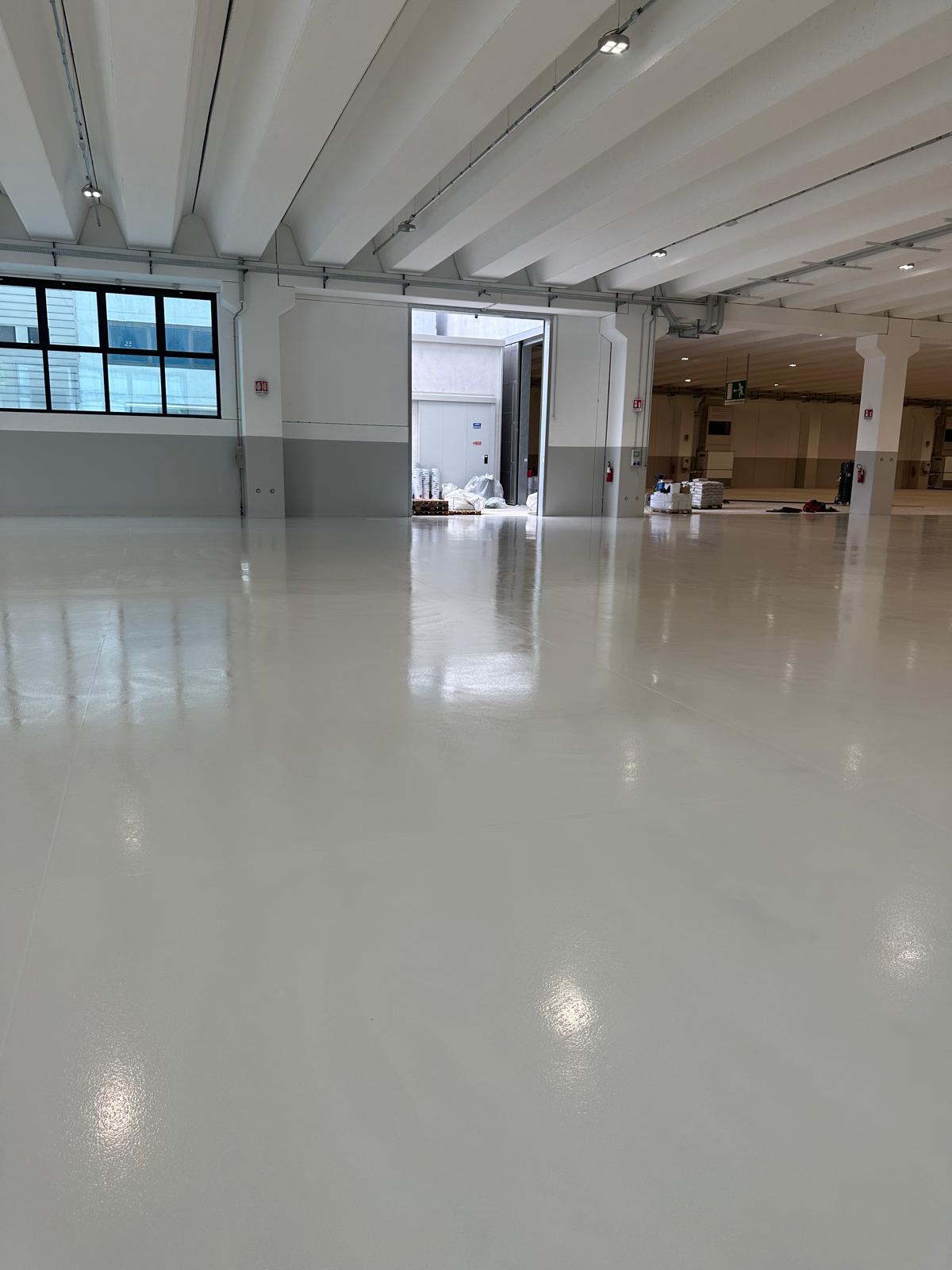 Pavimento industriale in resina antipolvere in Provincia di Belluno grigio